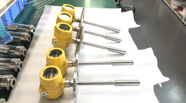 工業(yè)數(shù)顯耐高溫防腐鎧裝投入式液位變送器